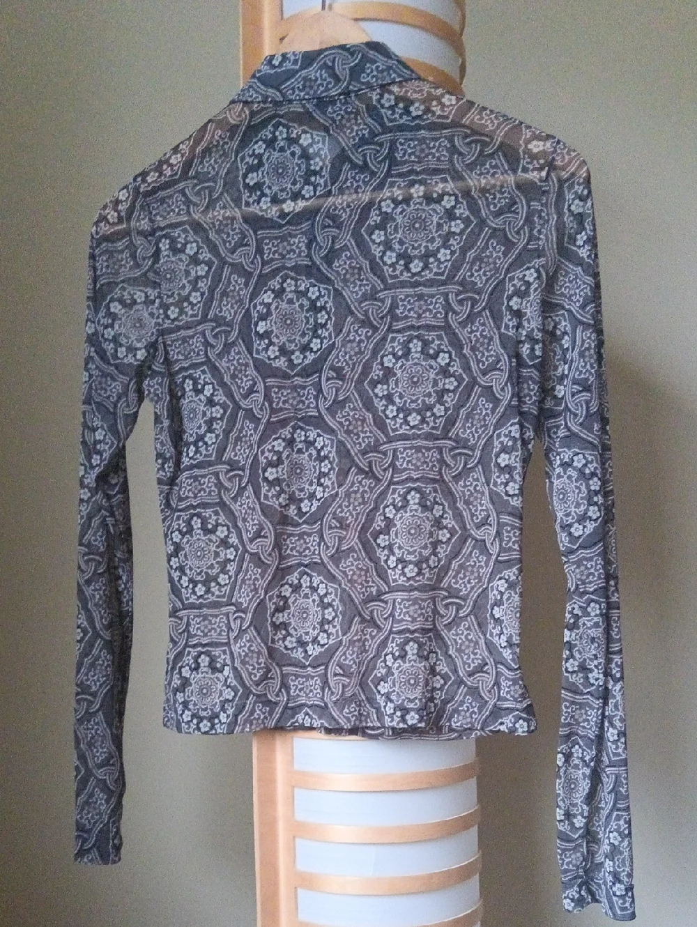 P17" L21" Mexx Grey and White Medallion Print Button-Down Sheer Blouse - Picture 7 of 9